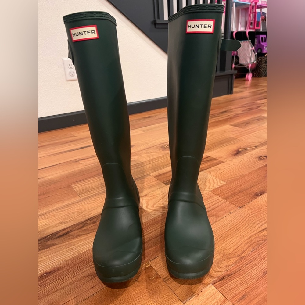 Great condition! Hunter boots size US 8. One white scuff on back of right shoe.